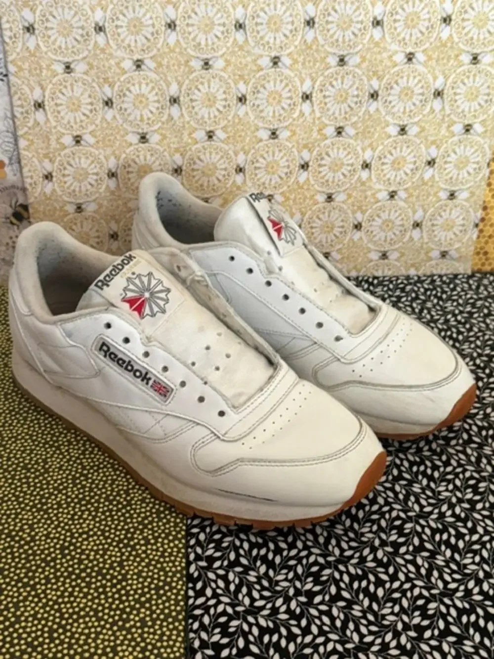 WHITE REEBOK SIZE  8